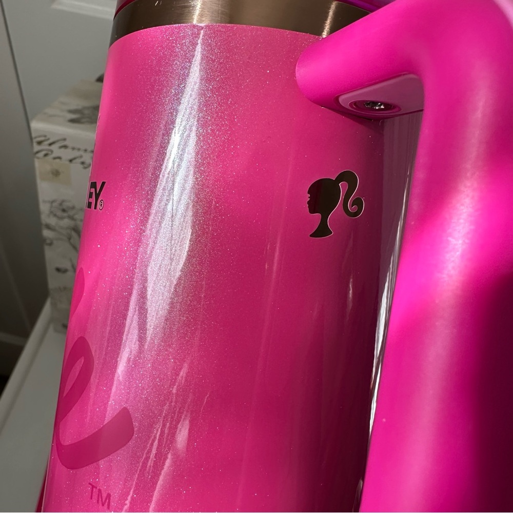 Stanley x Barbie Pink Icon 40oz Quencher Limited Edition Flowstate Tumbler - Picture 4 of 13